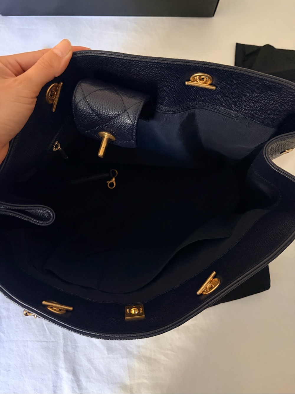 CHANEL Caviar Quilted Large CC Shopping
Tote Navy - Picture 7 of 9